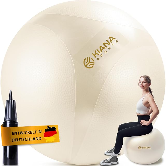 Pelota KIANA SPORTS en color crema con piel de hoyuelos, una bomba de varilla y un cartel Entwickelt in Deutschland