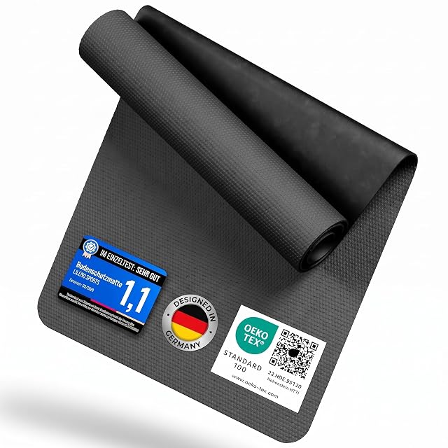 Esterilla LILENO SPORTS con una esquina enrollada, una tarjeta de ensayo con un 1,1, un sello «Designed in Germany» y una etiqueta OEKO-TEX