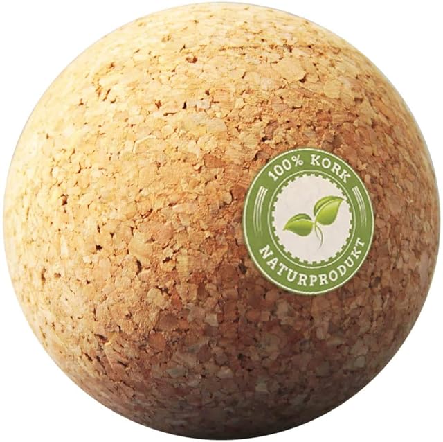 Una sola pelota de corcho de grano grueso llenando el encuadre, con un sello verde «100% Kork Naturprodukt» en un lado