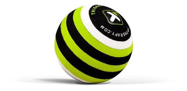 Pelota TriggerPoint MB1 con franjas verde, negra y blanca, y la dirección tptherapy.com curvada por arriba