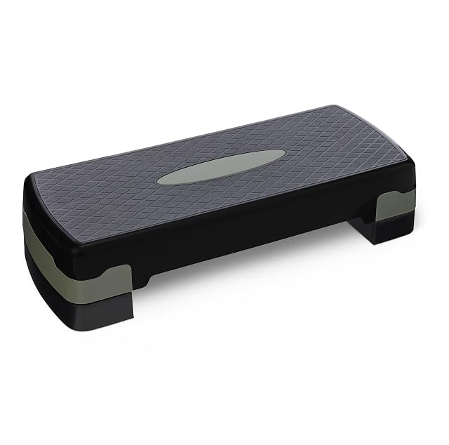 Step aeróbico regulable Amazon Basics negro y gris con alzadores apilables