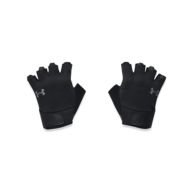 Par de guantes Under Armour de dedo cortado colocados con el dorso hacia arriba sobre fondo blanco, con logotipo en cada mano y las lengüetas de muñeca cerradas